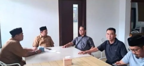 Kepala Dinas Syariat Islam (DSI) Aceh, Bapak Zahrol Fajri, S.Ag., M.H., bersama tim relawan DSI Aceh, telah mengadakan pertemuan penting dengan Kepala Dinas Syariat Islam Aceh Utara,Pertemuan tersebut dilaksanakan di Lhokseumawe pada hari Senin, (15/12/2025).