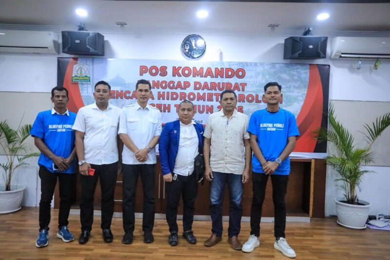 Ketua Persatuan Masyarakat Aceh (Permasa) Batam, Juanda Bersama Sekretaris Daerah (Sekda) Aceh,M.Nasir di Posko Penanganan Bencana Pemerintah Aceh pada Rabu, 17/12/2025.