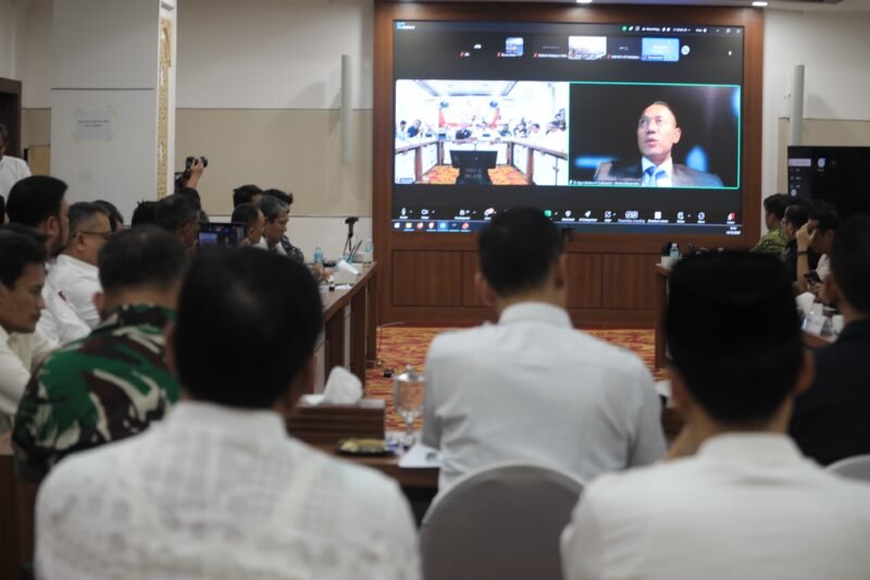 Sekda Aceh, M. Nasir, S.IP, MPA di dampingi forkopimda Aceh, serta Jajaran SKPA terkait bersama Kementrian Koordinator Infrastruktur & Pembangunan Kewilayahan melakukan rapat koordinasi  turut hadir dalam rapat tersebut Agus Harimurti Yudhoyono (AHY) selaku Menko secara daring, di Posko Tanggap Darurat Aceh, Kantor Gubernur Aceh, Jum'at, 19/12/ 2025