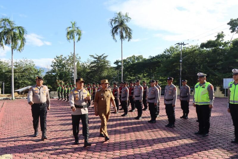 Kapolres Aceh Besar AKBP Sujoko S.I.K.M.H.,dan Wakil Bupati Aceh Besar Drs.H. Syukri A.Jalil Pemimpin Apel Pasukan Operasi Kepolisian Terpusat Lilin Seulawah 2025 di Lapangan Apel Mapolres Aceh Besar, kota Jantho ,Jumat (19/12/2025). 