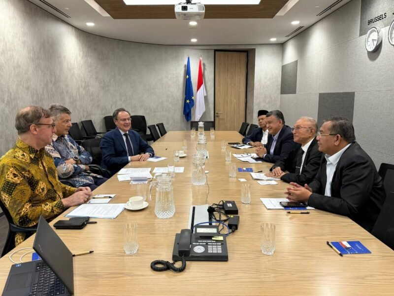 Pertemuan Wali Nanggroe dan Duta Besar Uni Eropa didampingi oleh Duta Besar Spanyol, Wakil Duta Besar Belanda, serta Atase Politik Delegasi Uni Eropa,  di Kantor Delegasi Uni Eropa, Menara Astra, Jalan Jenderal Sudirman, Jakarta Pusat  kamis (18/12/2025), malam.