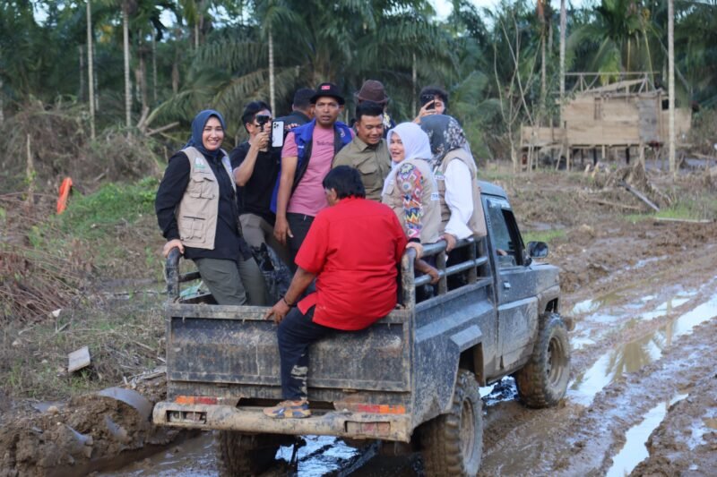 Ketua TP PKK Aceh Marlina Muzakir, bersama Staf Ahli TP PKK Aceh Mukarramah Fadhullah, menembus pelosok untuk menyerahkan bantuan ke Gampong Blang Seunong, Kecamatan Pantee Bidari, Jum'at (19/12/2025).