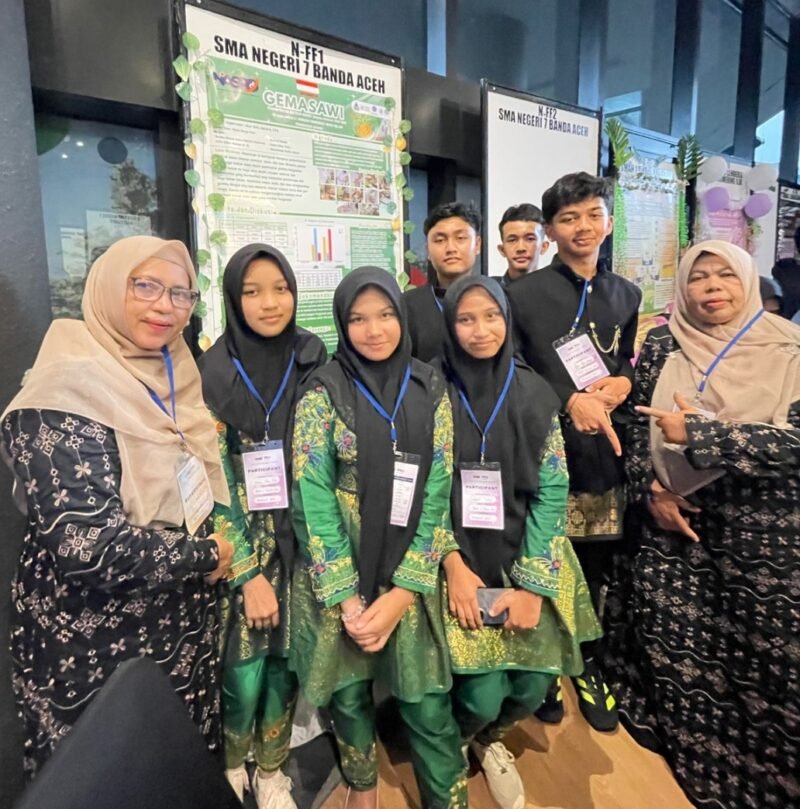 SMA Negeri 7 Banda Aceh berhasil mencuri perhatian di ajang National Applied Science Project Olympiad (NASPO) Tingkat Nasional 2025 yang berlangsung di Universitas Gadjah Mada (UGM), Yogyakarta, pada 18–21 Desember 2025.