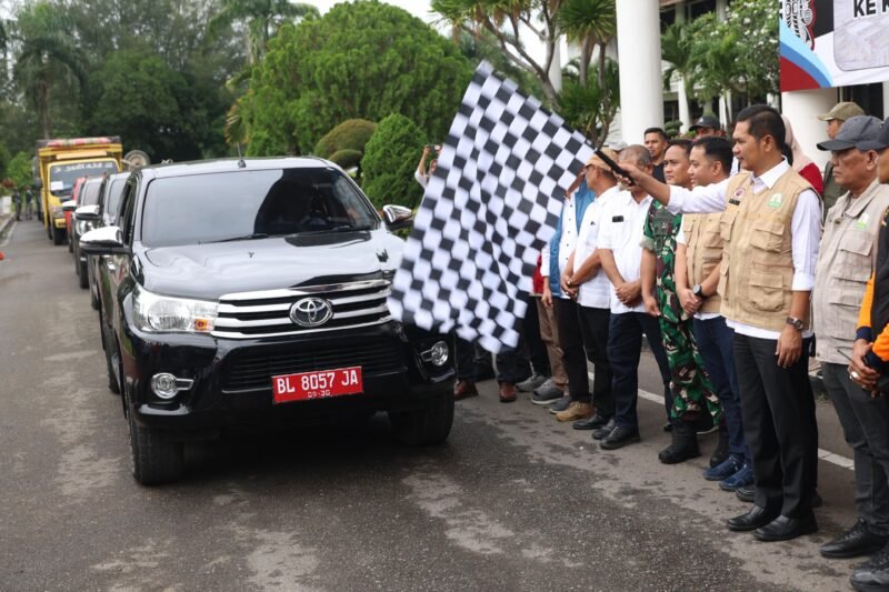 Sekretaris Daerah Aceh, M. Nasir, S.IP., MPA., memimpin Apel Pelepasan Penugasan 3000 Relawan ASN Pemerintah Aceh ke kabupaten/kota terdampak bencana banjir hidrometeorologi, di Lapangan Upacara Setda Aceh, Minggu (28/12/2025).