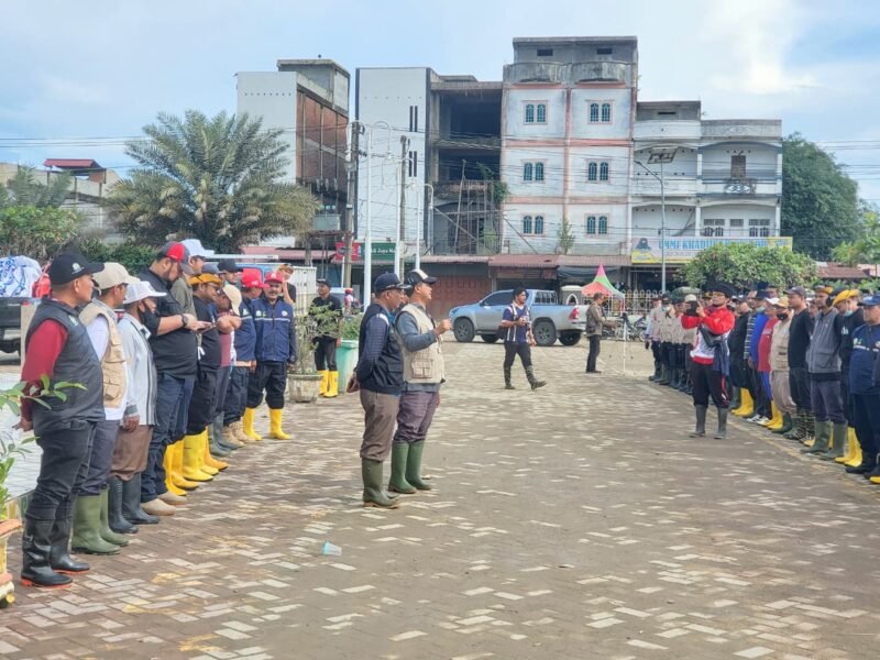 Kepala Dinas Syariat Islam (DSI) Aceh, Zahrol Fajri, S. Ag, MH, memimpin langsung 52 orang tim relawan DSI Aceh dalam kegiatan gotong royong massal di Kabupaten Aceh Utara, Senin (29/12/2025).