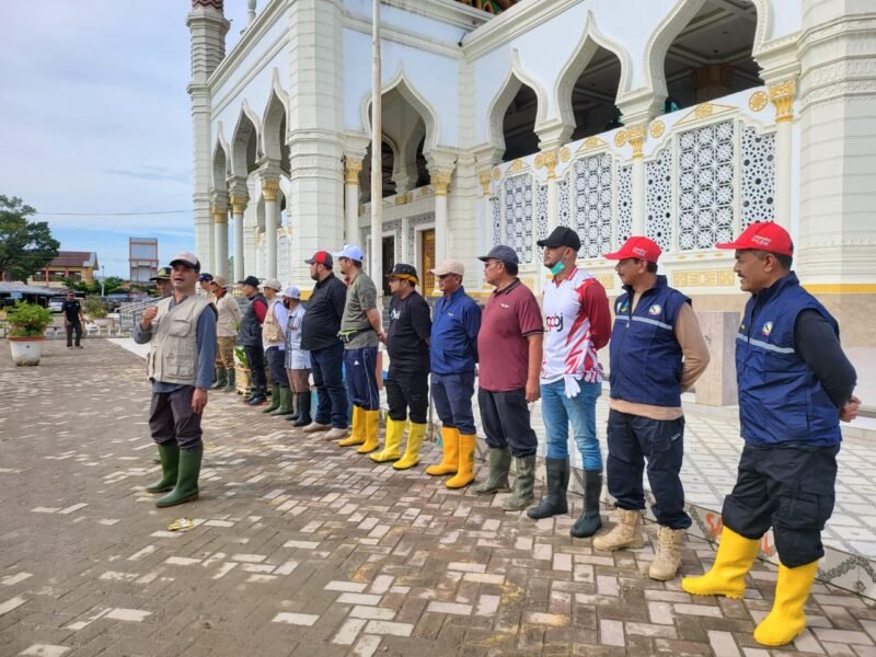 Kadis DSI Zahrol Fajri, S.Ag., MH, bersama keluarga besar DSI Aceh, terjun langsung ke lapangan untuk memimpin aksi bersih-bersih dan gotong royong di lingkungan Dayah Malikussaleh, Panton Labu, Kabupaten Aceh Utara, Senin (29/12/2025).