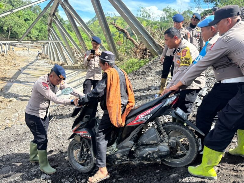 Polres Aceh Tengah bergerak cepat membantu warga Kampung Beurawang, Kecamatan Ketol, Kabupaten Aceh Tengah, pasca bencana alam yang menyebabkan putusnya jembatan penghubung.
Kegiatan gotong royong dan bantuan mobilitas ini dilaksanakan pada Senin (29/12/2025).