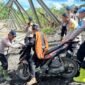 Polres Aceh Tengah bergerak cepat membantu warga Kampung Beurawang, Kecamatan Ketol, Kabupaten Aceh Tengah, pasca bencana alam yang menyebabkan putusnya jembatan penghubung.
Kegiatan gotong royong dan bantuan mobilitas ini dilaksanakan pada Senin (29/12/2025).