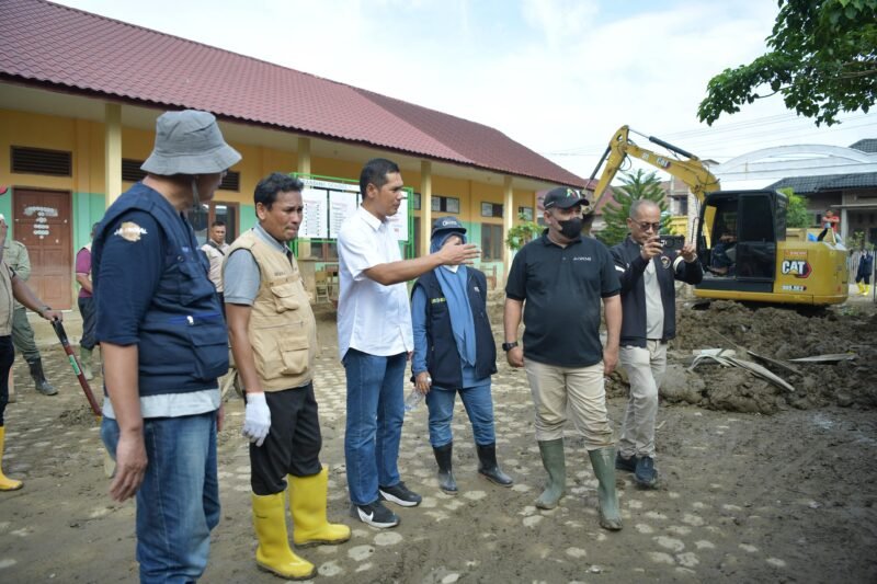 Sekda Aceh, M. Nasir, melakukan pemantauan langsung ke sejumlah titik lokasi bencana banjir di Kabupaten Pidie Jaya dan Bireuen pada Senin (29/12/2025).