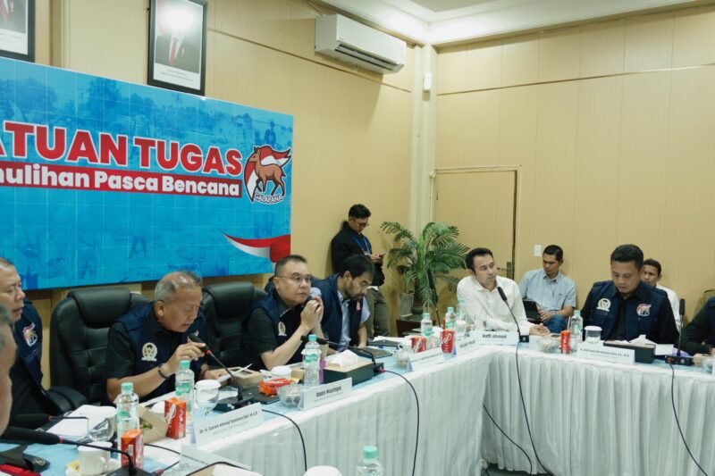 Gubernur Aceh, Muzakir Manaf & wakil Gubernur Aceh Fadhlullah, SE serta sekda Aceh M. Nasir, S.IP, MPA di dampingi Bupati Walikota yg terdampak Bencana mengikuti Rapat Koordinasi Satgas Pemulihan Pasca Bencana DPR RI yang di pimpin langsung oleh Wakil Ketua DPR RI dan Korpolkam Prof. Dr. Ir. H. Sufmi Dasco Ahmad, S.H, M.H, di Hotel Daka, Selasa, 30 /12/ 2025.