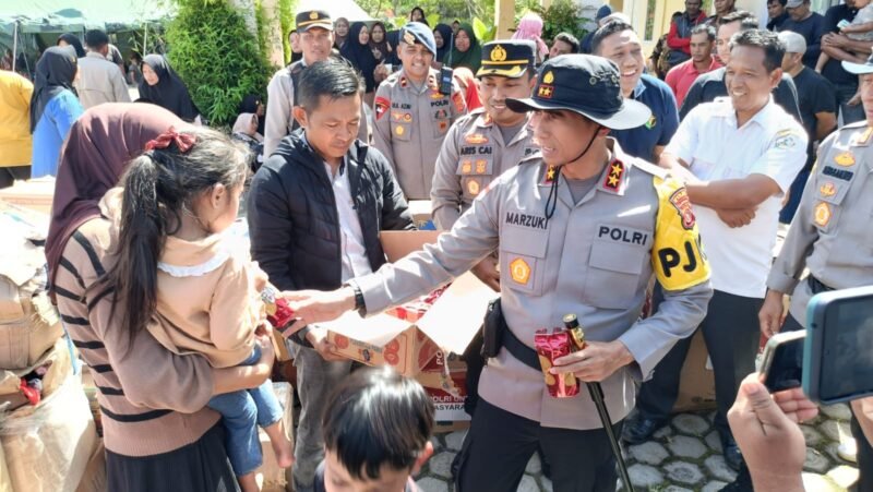 Kapolda Aceh, Irjen Pol. Marzuki Ali Basyah, M.M., secara langsung menyerahkan bantuan kepada para pengungsi yang terdampak aktivitas Gunung Burni Telong.