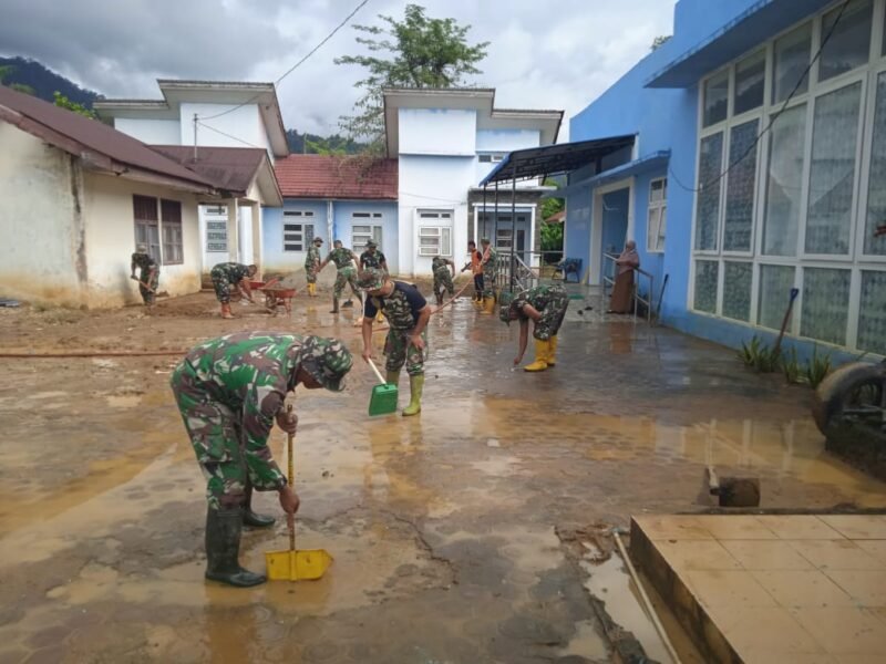 Personel Koramil 09/Trumon, jajaran Kodim 0107/Aceh Selatan, Kodam Iskandar Muda, turun langsung melaksanakan kerja bakti membersihkan Puskesmas Ladang Rimba yang berlokasi di Desa Ladang Rimba, Selasa (30/12/2025).