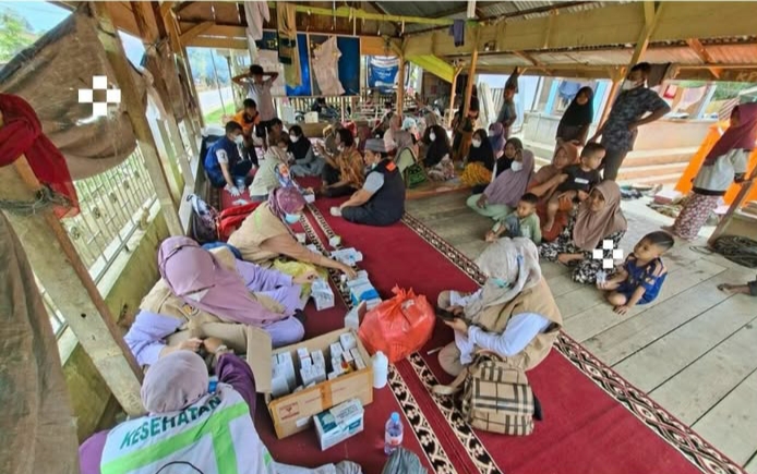 Tim Dinas Kesehatan memberikan layanan pemeriksaan, pengobatan, dan bantuan bagi masyarakat terdampak banjir di Aceh Tamiang 18/12/2025.