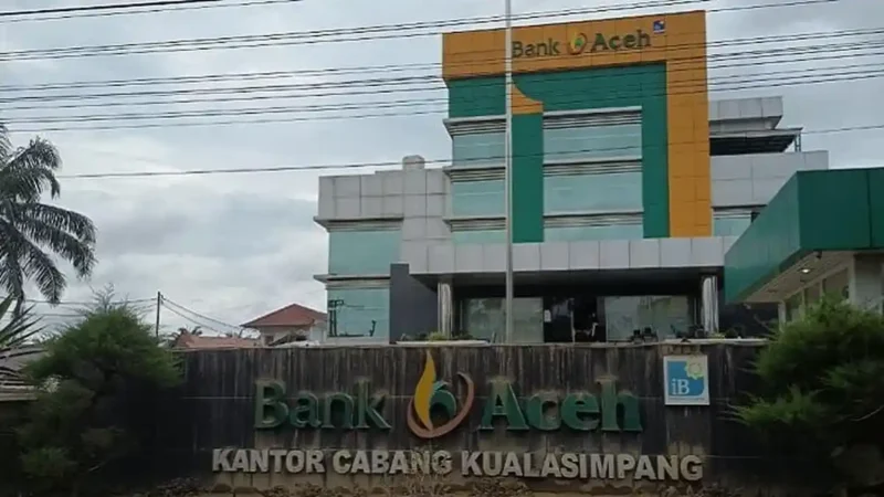 Jika menerima pesan mencurig diharapkan segera menghubungi layanan resmi Contact Center Bank Aceh di nomor 1500845 atau mengunjungi kantor Bank Aceh terdekat untuk melakukan pemblokiran akun sementara.