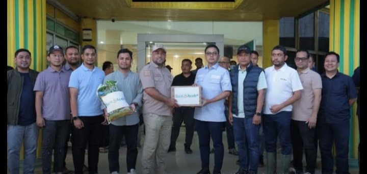 Direktur Utama Bank Aceh, Fadhil Ilyas, beserta jajaran manajemen menyalurkan bantuan tanggap darurat melalui Pemerintah Kota Langsa.Bantuan tersebut diserahkan langsung kepada Walikota Langsa, Jeffry Sentana Putra, di Kantor Cabang Langsa Bank Aceh pada tanggal (06/12/2025).