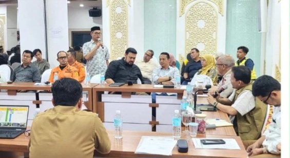 Kadis SI Aceh, Zahrol Fajri, S.Ag., MH, menyampaikan laporan detail mengenai rencana kunjungan ke lokasi-lokasi terdampak.Laporan ini dipaparkan dalam rapat penting yang berlangsung di Posko Tanggap Bencana Potda, Lantai 3, Kantor Gubernur Aceh, pada Senin malam (08/12/2025),