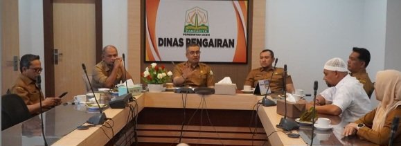 Plt. Kepala Dinas Pengairan Aceh, Erwin Ferdinansyah, S.T., M.T., mengambil langkah proaktif dengan memimpin rapat koordinasi penting bersama Sekretaris Dinas, para Kepala Bidang, dan Kepala UPTD di lingkungan Dinas Pengairan.Rapat yang berlangsung pada Senin, (15/12/2025).