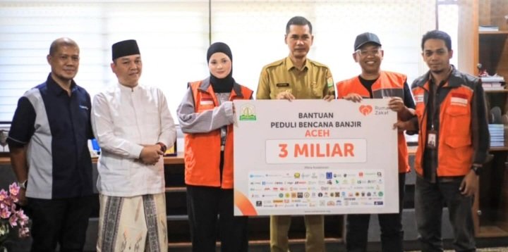 Penyerahan bantuan secara simbolis dilakukan kepada Pemerintah Aceh, yang diwakili oleh Sekretaris Daerah (Sekda) Aceh, M. Nasir. Di dampingi Tgk. H. Muhammad Yunus M. Yusuf, SH, Seremoni berlangsung di ruang kerja Sekda pada hari Senin, (15/12/2025).