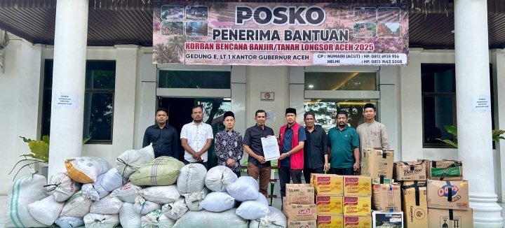 Kepala Dinas Pendidikan Dayah Aceh, Andriansyah, S.Ag., M.H., menyerahkan bantuan bencana hidrometeorologi yang dikumpulkan melalui Posko Peduli Bencana Dinas Pendidikan Dayah Aceh kepada petugas Posko Induk Pemerintah Aceh di Banda Aceh, Jumat, (5/12/2025).