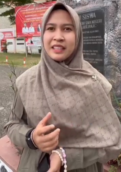 Tulijul Laila, guru koordinator pengasuh putri SMAN Modal Bangsa Aceh, pada Senin (15/12/2025).