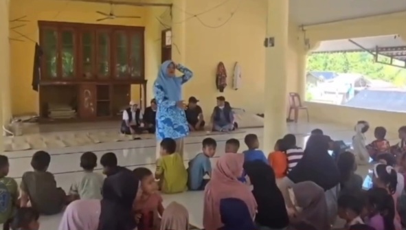 Mursyidah S.Pd., M.Pd. dan Ratusan anak-anak yang berada di pengungsian Gampong Grong Grong Capah, Kecamatan Ulim, Kabupaten Pidie Jaya, mengikuti program Trauma Healing yang diselenggarakan pada Kamis, (11/12/2025).