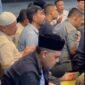 Keluarga Besar Dinas Pendidikan Aceh saat melaksanakan doa bersama untuk Almarhumah Ibunda tercinta dari Plt. Kadisdik Aceh, Murthalamuddin, S.Pd., M.SP, pada Jumat, (19/12/2025), di Aule Bilie Rayeuk, Aceh Utara.