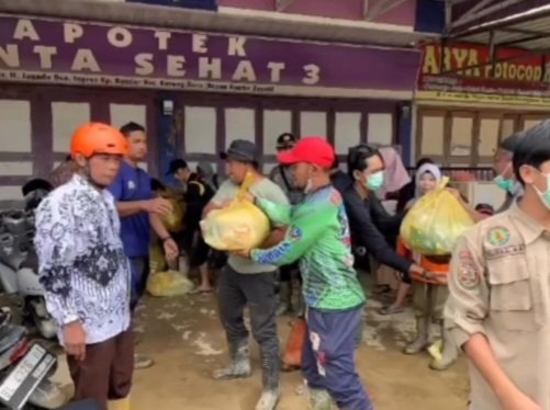 Pengurus PGRI Bekasi menunjukkan solidaritas dan kepedulian yang tinggi dengan menyalurkan 50 paket bantuan bagi para korban banjir pada Senin, (15/12/2025).Bantuan tersebut diserahkan langsung kepada Pengurus PGRI Aceh Tamiang