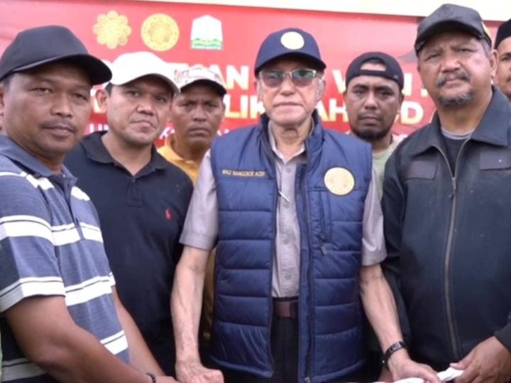 Wali Nanggroe penyerahan 15 ton bantuan kemanusiaan kepada masyarakat terdampak banjir dan longsor di Aceh Tamiang,  diterima langsung oleh Bupati Aceh Tamiang dan Ketua DPRK Aceh Tamiang, serta disaksikan Wakil Gubernur Aceh. Minggu (21/12/2025).