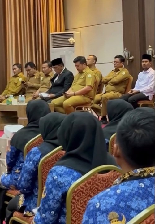 Ratusan guru Pegawai Pemerintah dengan Perjanjian Kerja (PPPK) Formasi Tahun 2025 resmi dilantik dan diambil sumpahnya, senin (22/12/2025).