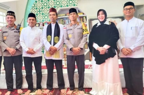Kepala Dinas Syariat Islam (SI) Aceh, Zahrol Fajri, bersama Wakil Gubernur Aceh, menghadiri peringatan 21 tahun tsunami Aceh yang berlangsung di Masjid Raya Baiturrahman Banda Aceh pada Jumat, (26/12/2025).