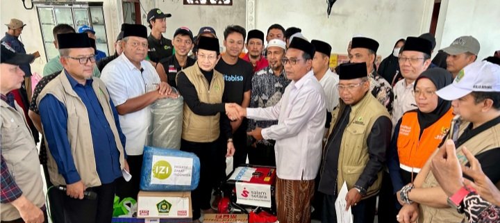 Dampingi mentri Agama, Pelaksana Harian Plh (Disdik Dayah) Aceh, Andriansyah, S.Ag, MH, dan Kepala Dinas Syariat Islam (DSI) Aceh, menyerahkan bantuan untuk korban bencana hidrometeorologi kepada Dayah Najmul Hidayah Al-Aziziyah yang berlokasi di Gampong Cot Meurak, Kecamatan Samalanga, Kabupaten Bireuen, pada Kamis (19/12/2025).