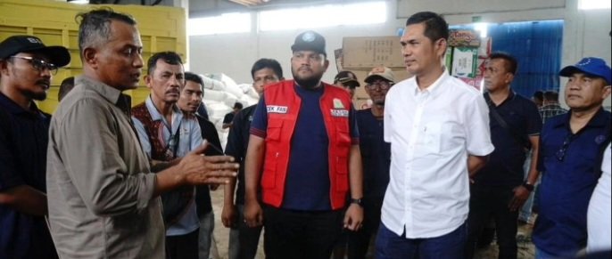 Irfansyah (DEK FAN), bersama dengan Sekda Aceh, M. Nasir, S.IP, MPA, Asisten Pemerintahan, Keistimewaan Aceh dan Kesejahteraan Rakyat Sekda Aceh, Drs. Syakir, M.Si, beserta Tim Forum Pengurangan Risiko Bencana (FPRB) Aceh, melakukan peninjauan terhadap ketersediaan dan penyaluran bantuan logistik untuk korban terdampak bencana hidrometeorologi di Aceh.
Peninjauan dilakukan di Posko Logistik Pelabuhan Krueng Geukueh, Lhokseumawe, pada hari Sabtu (27/12/2025).