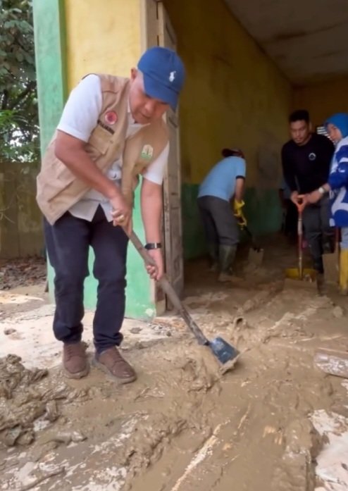 Kadisdik Aceh Turun Tangan Bersihkan Sekolah Terdampak Banjir di SMA Negeri 4 Kejuruan Muda Jln. Alur Meranti, Desa Sei Liput, Kecamatan Kejuruan Muda, Kabupaten Aceh Tamiang,minggu (28/12/2029).
