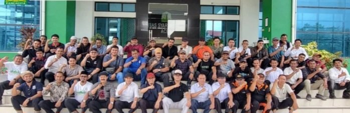 Kepala Dinas Syariat Islam (DSI) Aceh, Zahrol Fajri, S.Ag., MH, memimpin langsung pengarahan kepada Tim Relawan ASN DSI yang akan diterjunkan untuk melaksanakan gotong royong massal di Kabupaten Aceh Utara,minggu (28/12/2025).