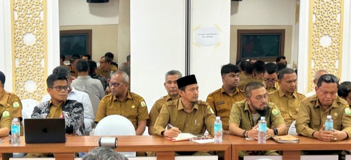 Disdik Dayah Aceh, Andriansyah, S.Ag, MH, beserta jajaran, menghadiri Rapat Harian evaluasi terkait penanggulangan Bencana Hidrometeorologi Aceh,
Rapat penting ini berlangsung di ruang Posko Potda lantai 3, Kantor Gubernur Aceh, pada hari Selasa, (16/12/2025).