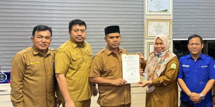 Penunjukan Irma Suryani sebagai Plt Kacabdisdik Abdya dilakukan dalam pertemuan yang berlangsung di ruang Kepala Plt Kadisdik Aceh pada Selasa (23/12/2025).Pertemuan tersebut turut dihadiri oleh Sekretaris Dinas Pendidikan Aceh, Sabri SSTP, Kepala Bidang SMA dan PKLK, Syarwan Joni MPd, dan Kasi Manajemen GTK dan Mutu Kesiswaan Cabdisdik Abdya, Jamaruddin SPd.