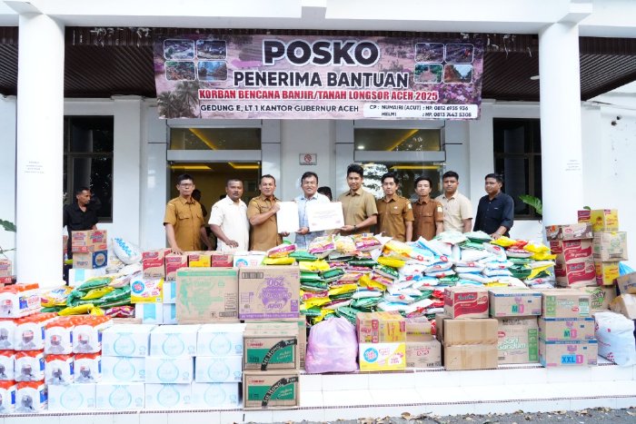 Kepala Bidang Pembinaan SMA dan PKLK, Syarwan Joni, S.Pd., M.Pd., mewakili Plt. Kepala Dinas Pendidikan Aceh, Murthalamuddin, S.Pd., MSP., menyerahkan bantuan pada Selasa, (09/12/2025).