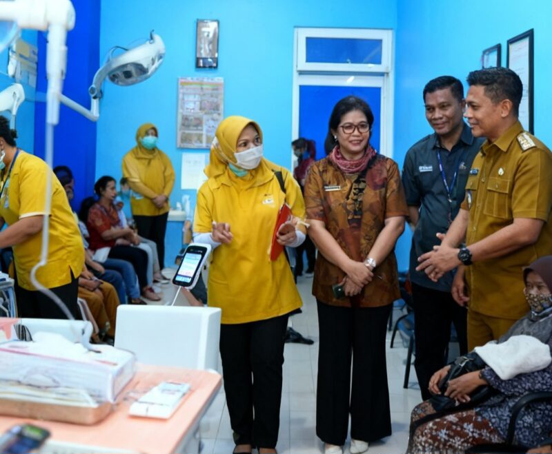 Wakil wali kota Banda Aceh
Afdhal didampingi oleh Kepala Dinas Kesehatan Wahyudi, Camat Kuta Alam Faidian, Kepala Puskesmas drg Lia Silvianty Nasty, dan Keuchik Kurnia Z. Meninjau langsung ruang layanan yang sedang melayani masyarakat senin, (19/01/2026).