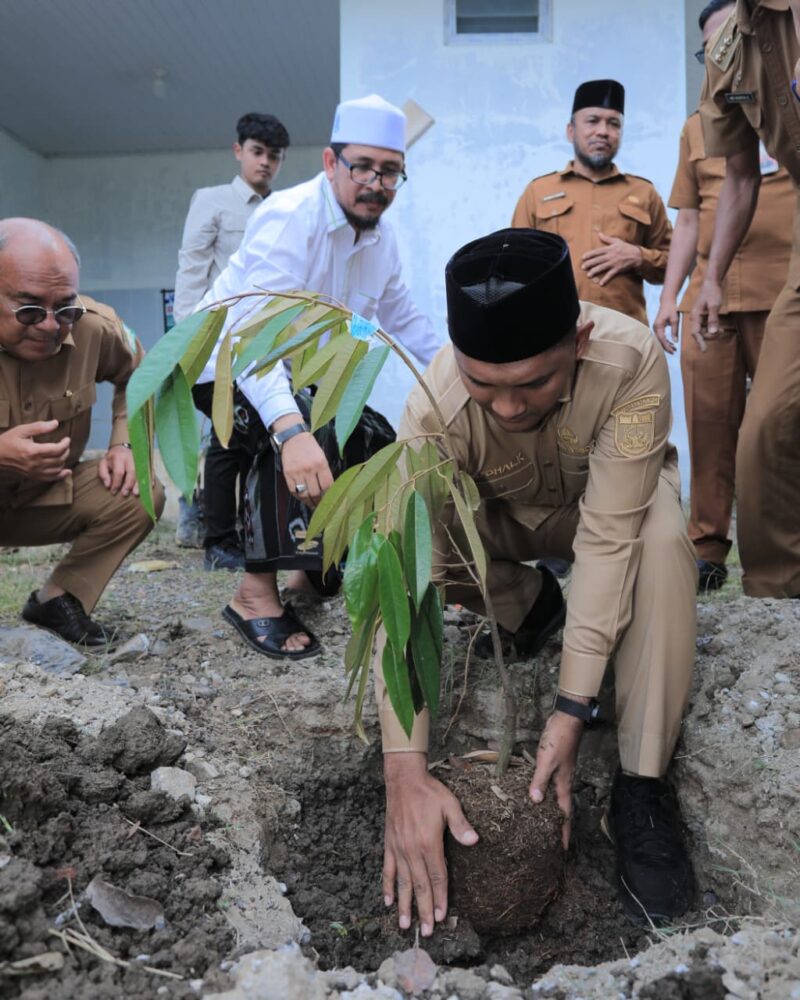 Wakil Wali Kota Banda Aceh, Afdhal Khalilullah menanam pohon di Dayah Mabdaul ’Ulum Al Aziziyah, Gampong Bitai dan Dayah Mishrulhuda Malikussaleh, Gampong Lamjamee, Kecamatan Jaya Baru, Selasa (20/01/2026). 