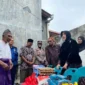 Wali Kota Banda Aceh, Illiza Sa’aduddin Djamal, menyerahkan bantuan masa panik kepada korban kebakaran tiga rumah kopel di Gampong Neusu, Baiturrahman, Rabu (7/1/2026). Foto: Dok. Diskominfo Kota Banda Aceh