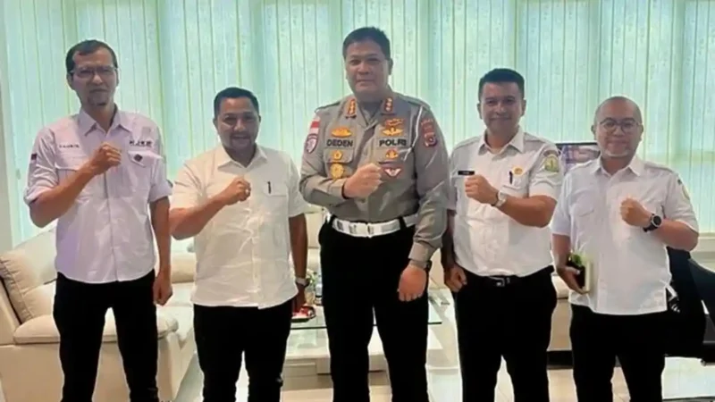 Kepala Badan Pengelola Keuangan Aceh (BPKA), Reza Saputra, S.STP., M.Si., bergerak cepat melakukan koordinasi langsung dengan Direktur Lalu Lintas (Dirlantas) Polda Aceh terkait pemulihan layanan Samsat Aceh Tamiang minggu, (18/01/2026).
