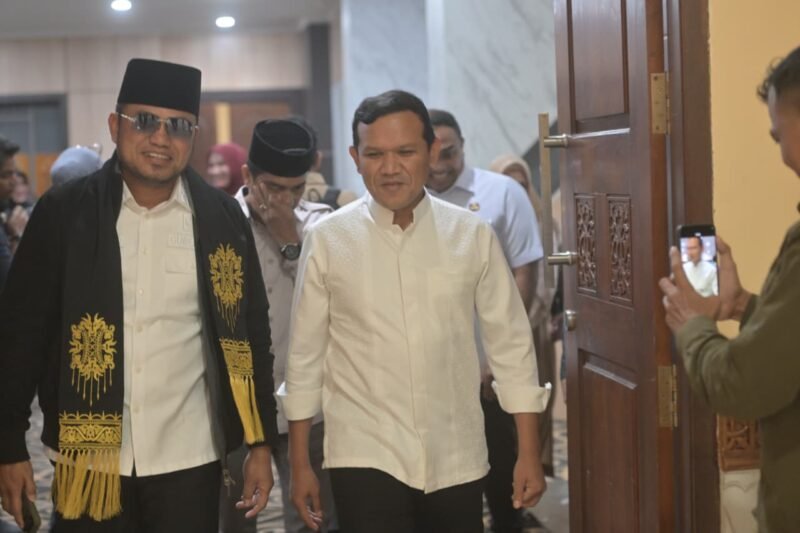Wakil Gubernur Aceh, H. Fadhlullah, menyambut kedatangan Gubernur Kalimantan Timur, Rudy Mas’ud, di Bandara Sultan Iskandar Muda, Aceh Besar, Jumat (02/01/2026).