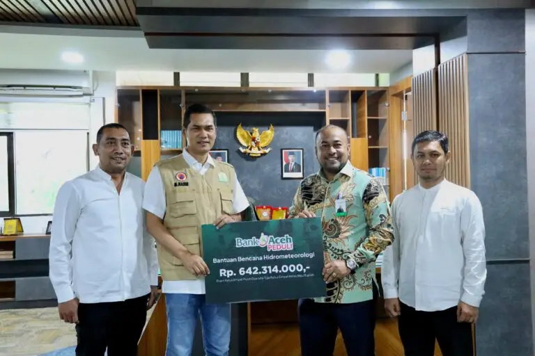 Penyerahan bantuan secara simbolis dilakukan oleh Direktur Utama Bank Aceh, Fadhil Ilyas, kepada Sekretaris Daerah (Sekda) Aceh, Muhammad Nasir, S.IP., MPA, di Kantor Gubernur Aceh, Jumat (02/01/2026).