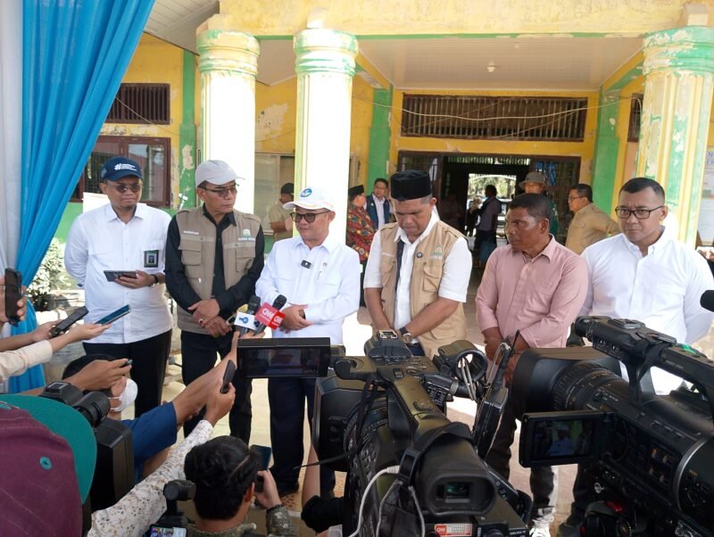 Mendikdasmen, Prof. Dr. Abdul Mu’ti, M.Ed., meninjau langsung kondisi pendidikan di Kabupaten Aceh Tamiang, turut dihadiri oleh Plt. Kepala Dinas Pendidikan Aceh, Murthalamuddin, S.Pd., MSP, serta sejumlah pejabat lainnya,senin (05/01/2026).