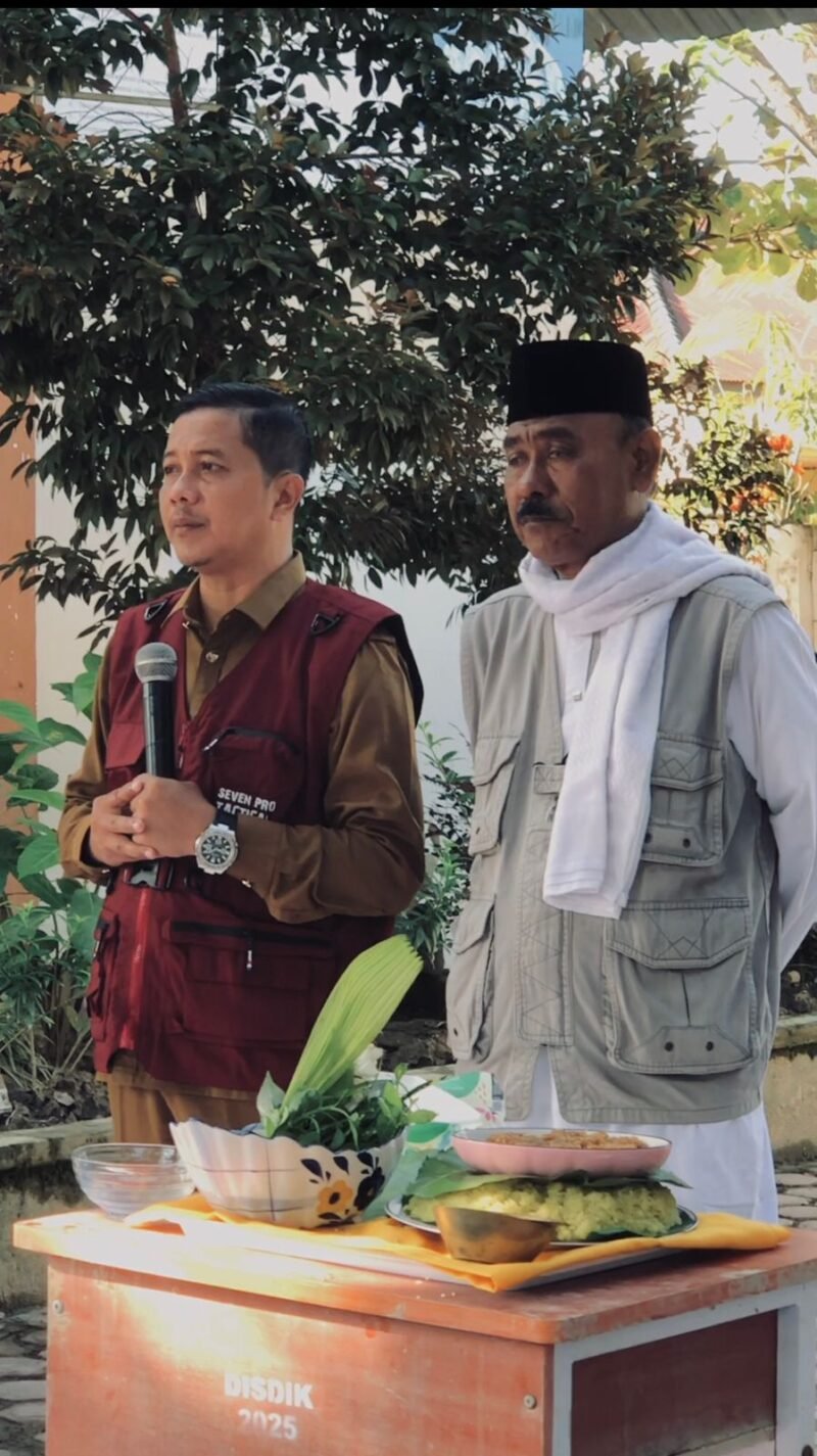 Prosesi peusijuek berlangsung khidmat dengan dzikir, shalawat, dan doa yang dipimpin oleh Tgk. H. Ismail Ishak, Ketua Komite SMA Negeri 1 Matangkuli.
Khairuddin, S.Pd., M.Pd., bersyukur karena sekolah dapat kembali beroperasi meskipun dalam kondisi terbatas, senin (05/01/2026).
