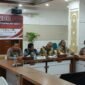 Kadis DSI Aceh Bp. Zahrol Fajri, S.Ag., MH, turut serta dalam rapat perpanjangan ketiga status tanggap darurat bencana hidrometeorologi Aceh, rapat ini dilaksanakan secara virtual melalui platform Zoom, bertempat di ruang rapat Posko Tanggap Darurat Bencana Banjir dan Longsor Aceh, yang berlokasi di kantor Gubernur Aceh, pada hari Kamis, (08/01/2026).