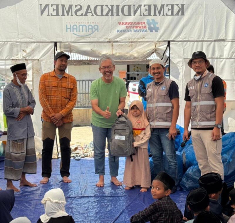 General Manager Solusi Bangun Andalas, R. Adi Santosa didampingi Syukurullah Jalil, Ketua Serikat Pekerja Semen Andalas (SPSA) menyerahkan bantuan perlengkapan belajar kepada siswa SDIT Ceudah Rabbani, Pidie Jaya, selasa (13/01/2026).