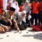 Plt. Kepala Dinas Pendidikan Aceh, Murthalamuddin, S.Pd., MSP, bersama siswa, guru, dan kepala sekolah SMA Negeri 1 Lhoknga melalui aksi nyata konservasi penyu di Pantai Lampuuk, Lhoknga, Aceh Besar, Kamis (15/01/2026).