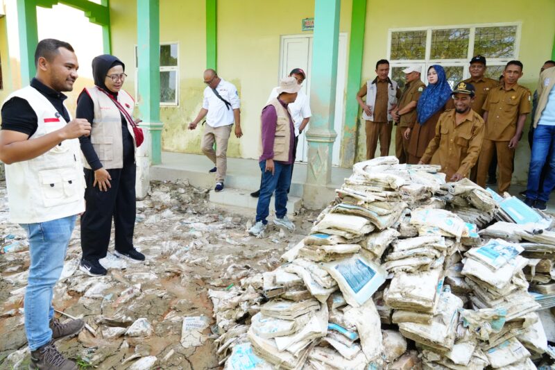 Wakil Ketua Komisi X DPR RI MY Esti Wijayati bersama Anggota DPR RI Fraksi PDIP Jamaludin Idham, Plt. Kepala Dinas Pendidikan Aceh Murthalamuddin, S.Pd., MSP, melakukan kunjungan ke sejumlah sekolah terdampak banjir di Kabupaten Aceh Utara senin, (19/01/2026).