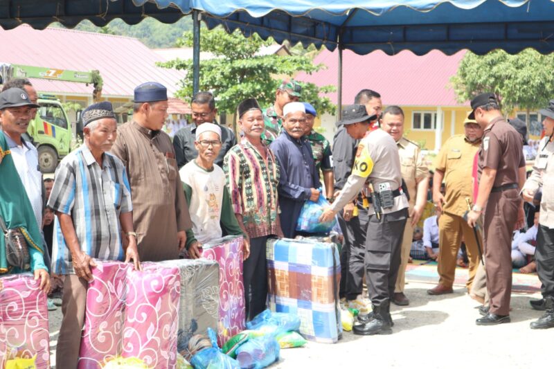 Irjen Pol. Drs. Marzuki Ali Basyah menyerahkan bantuan kemanusiaan berupa 300 unit kasur tidur, sembako, dan Dana Tunggu Hunian (DTH) kepada korban bencana banjir bandang yang rumahnya hanyut di Kecamatan Ketambe, Kabupaten Aceh Tenggara, Selasa, (20/01/2026).